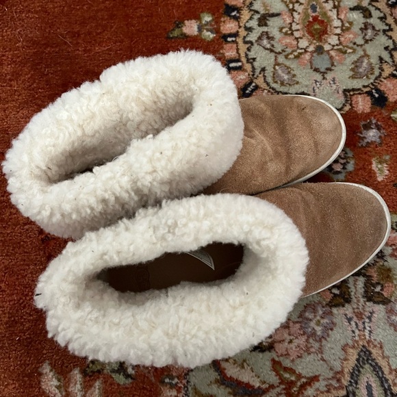 Fold over brown Ugg boots - Picture 4 of 9